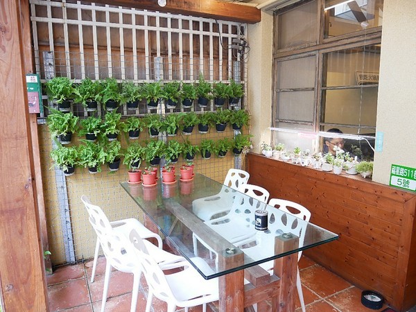 裊裊鍋物：裊裊鍋物-逢甲巷弄內人氣火鍋  也是進補的好選擇  用餐時間高朋滿座  沒訂位還吃不到 (愛評體驗券)