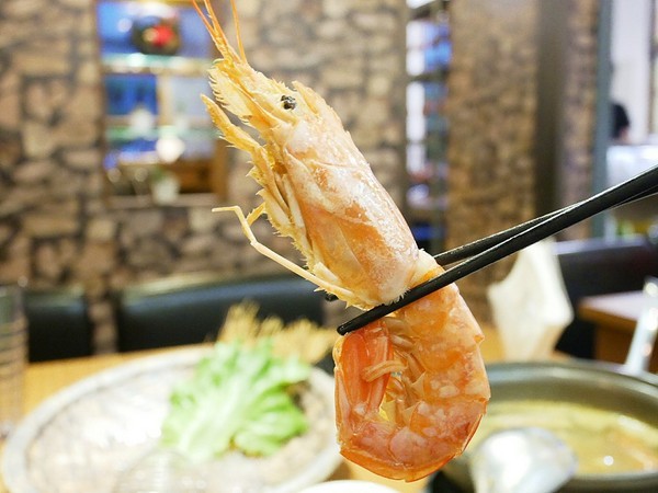 裊裊鍋物：裊裊鍋物-逢甲巷弄內人氣火鍋  也是進補的好選擇  用餐時間高朋滿座  沒訂位還吃不到 (愛評體驗券)