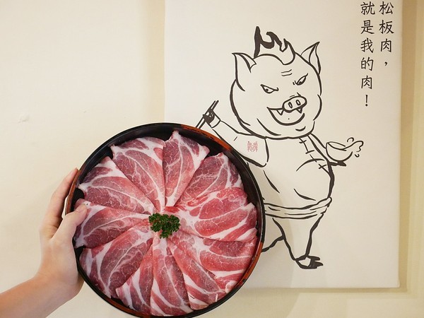 裊裊鍋物：裊裊鍋物-逢甲巷弄內人氣火鍋  也是進補的好選擇  用餐時間高朋滿座  沒訂位還吃不到 (愛評體驗券)