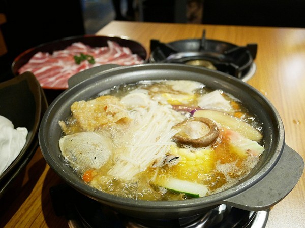 裊裊鍋物：裊裊鍋物-逢甲巷弄內人氣火鍋  也是進補的好選擇  用餐時間高朋滿座  沒訂位還吃不到 (愛評體驗券)