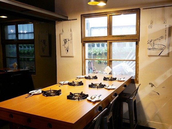 裊裊鍋物：裊裊鍋物-逢甲巷弄內人氣火鍋  也是進補的好選擇  用餐時間高朋滿座  沒訂位還吃不到 (愛評體驗券)