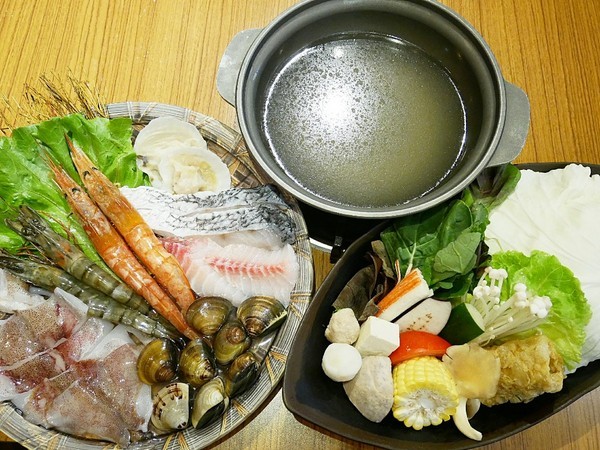 裊裊鍋物：裊裊鍋物-逢甲巷弄內人氣火鍋  也是進補的好選擇  用餐時間高朋滿座  沒訂位還吃不到 (愛評體驗券)