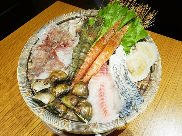 裊裊鍋物：裊裊鍋物-逢甲巷弄內人氣火鍋  也是進補的好選擇  用餐時間高朋滿座  沒訂位還吃不到 (愛評體驗券)