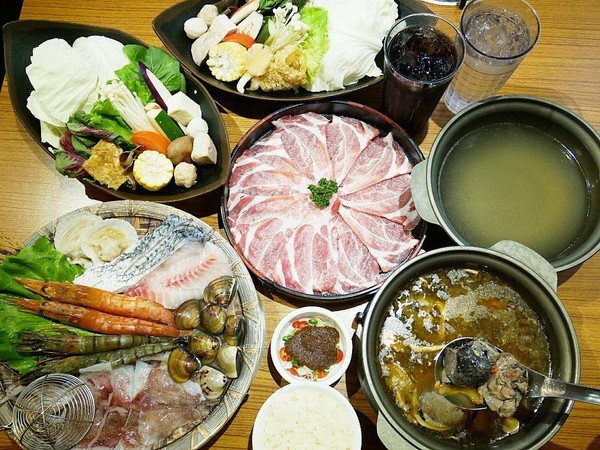 裊裊鍋物：裊裊鍋物-逢甲巷弄內人氣火鍋  也是進補的好選擇  用餐時間高朋滿座  沒訂位還吃不到 (愛評體驗券)