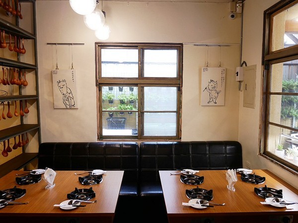 裊裊鍋物：裊裊鍋物-逢甲巷弄內人氣火鍋  也是進補的好選擇  用餐時間高朋滿座  沒訂位還吃不到 (愛評體驗券)