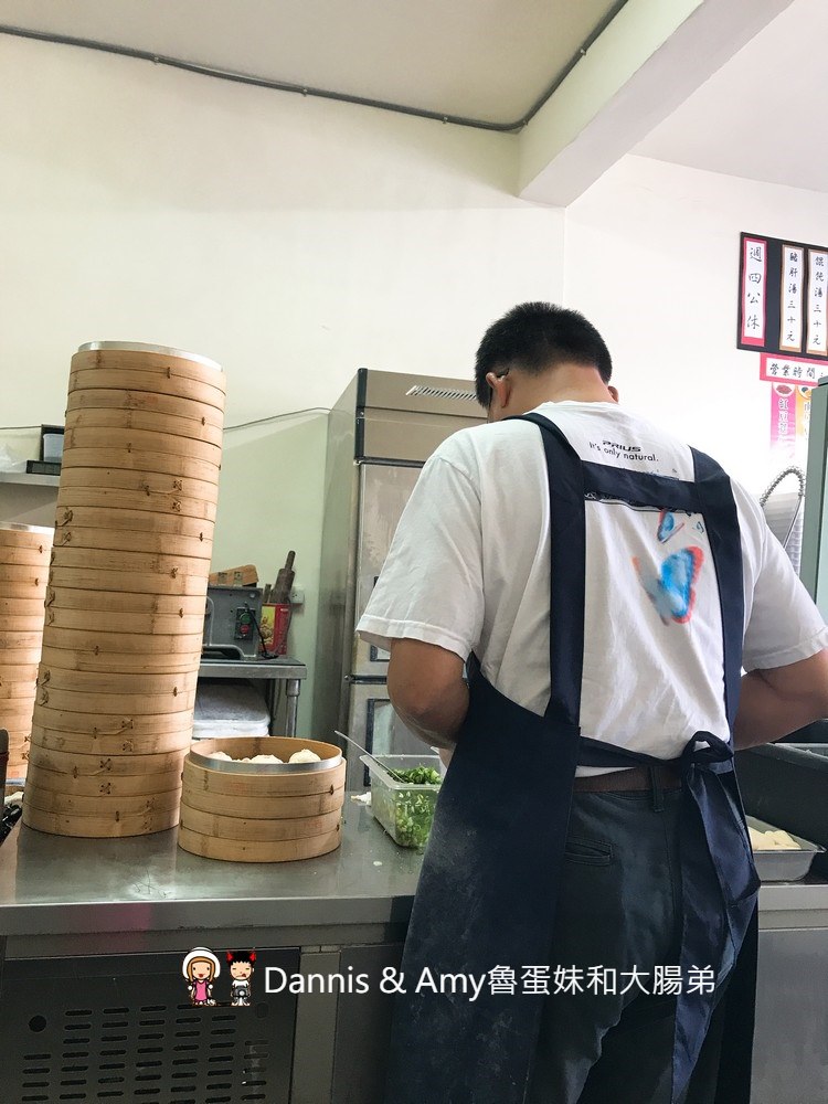 《新竹包子店》金陵包子。鮮肉包韭菜包獨門招牌辣椒是加分的關鍵。食尚玩家浩翔推薦︱ （影片）