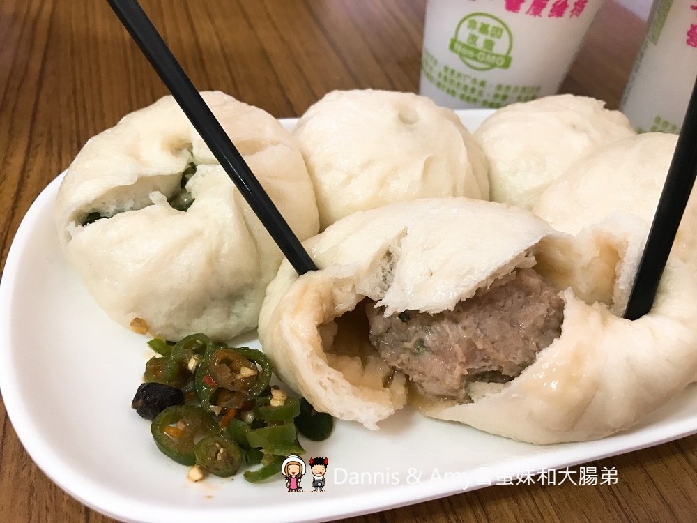 《新竹包子店》金陵包子。鮮肉包韭菜包獨門招牌辣椒是加分的關鍵。食尚玩家浩翔推薦︱ （影片）