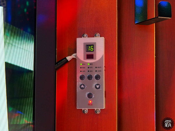 大智路迷你KTV：東區迷你KTV就在新時代購物中心對面~布簾拉起就是一間歡唱小包廂~