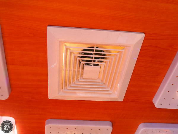 大智路迷你KTV：東區迷你KTV就在新時代購物中心對面~布簾拉起就是一間歡唱小包廂~