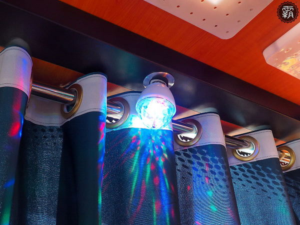 大智路迷你KTV：東區迷你KTV就在新時代購物中心對面~布簾拉起就是一間歡唱小包廂~