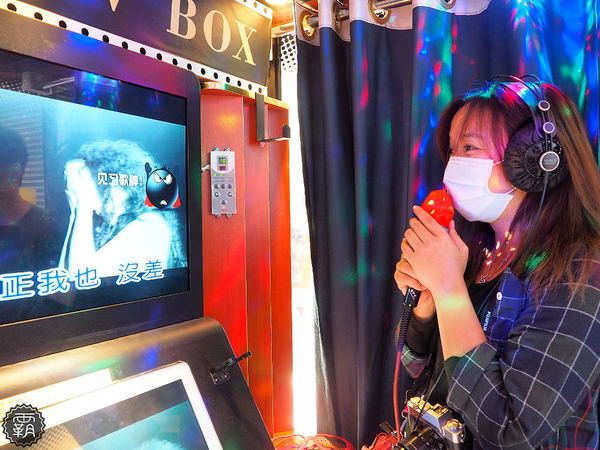 大智路迷你KTV：東區迷你KTV就在新時代購物中心對面~布簾拉起就是一間歡唱小包廂~