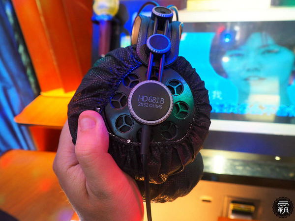 大智路迷你KTV：東區迷你KTV就在新時代購物中心對面~布簾拉起就是一間歡唱小包廂~