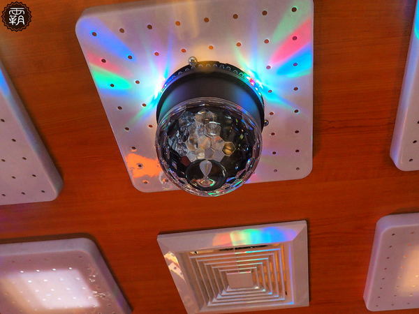 大智路迷你KTV：東區迷你KTV就在新時代購物中心對面~布簾拉起就是一間歡唱小包廂~