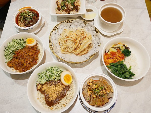 八珍饌(公益店):八珍饌-台中公益路北方料理 由老師傅親自操刀 讓顧客回味道地經典味 湯包、鍋貼、麵點應有盡有 一起來享用眷村好味道