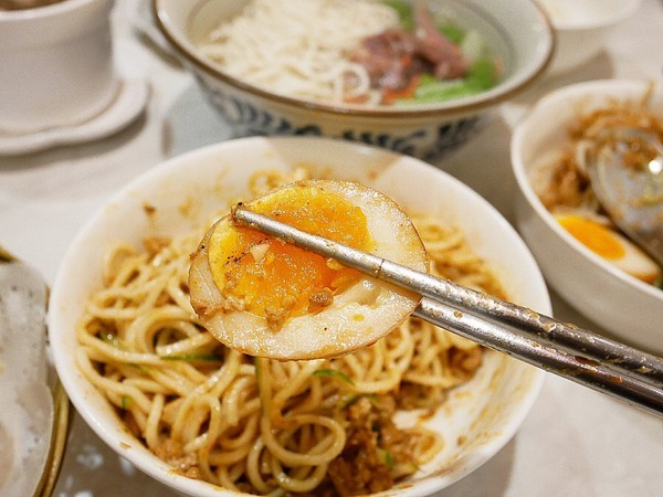 八珍饌(公益店):八珍饌-台中公益路北方料理 由老師傅親自操刀 讓顧客回味道地經典味 湯包、鍋貼、麵點應有盡有 一起來享用眷村好味道