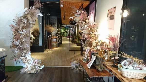 CandyFloss Flower&Caf'e 棉花糖花藝·甜點·下午茶:高雄~CandyFloss Flower&Caf'e 棉花糖花藝·甜點·下午茶~超好拍旋轉木馬、花藝裝飾~夢幻系餐廳~適合情侶約會的好地方~