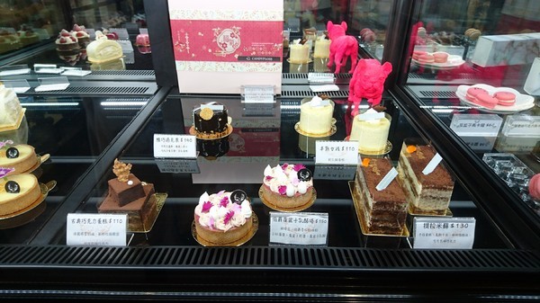 CandyFloss Flower&Caf'e 棉花糖花藝·甜點·下午茶:高雄~CandyFloss Flower&Caf'e 棉花糖花藝·甜點·下午茶~超好拍旋轉木馬、花藝裝飾~夢幻系餐廳~適合情侶約會的好地方~