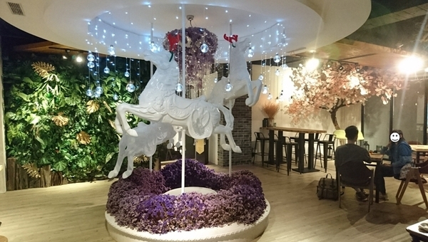 CandyFloss Flower&Caf'e 棉花糖花藝·甜點·下午茶:高雄~CandyFloss Flower&Caf'e 棉花糖花藝·甜點·下午茶~超好拍旋轉木馬、花藝裝飾~夢幻系餐廳~適合情侶約會的好地方~
