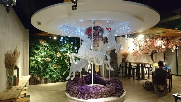CandyFloss Flower&Caf'e 棉花糖花藝·甜點·下午茶:高雄~CandyFloss Flower&Caf'e 棉花糖花藝·甜點·下午茶~超好拍旋轉木馬、花藝裝飾~夢幻系餐廳~適合情侶約會的好地方~