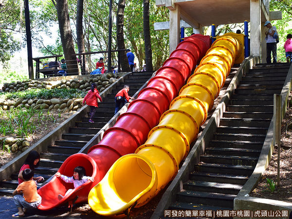 虎頭山公園17-順著山坡而下的管狀溜滑梯.JPG