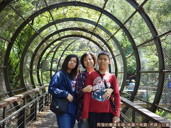 虎頭山公園27-網狀隧道內留影.JPG