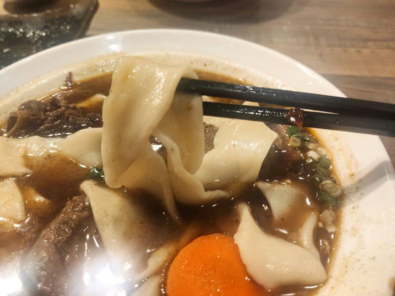 八方盈精燉牛肉麵 紅燒腱子心寬麵