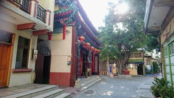 1525540809-3548938266_n