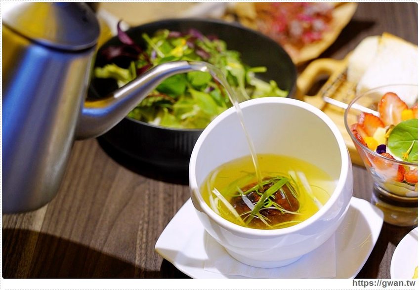 車庫改造的浪漫餐館,開幕一個月在地人才知道,用餐還送香檳!