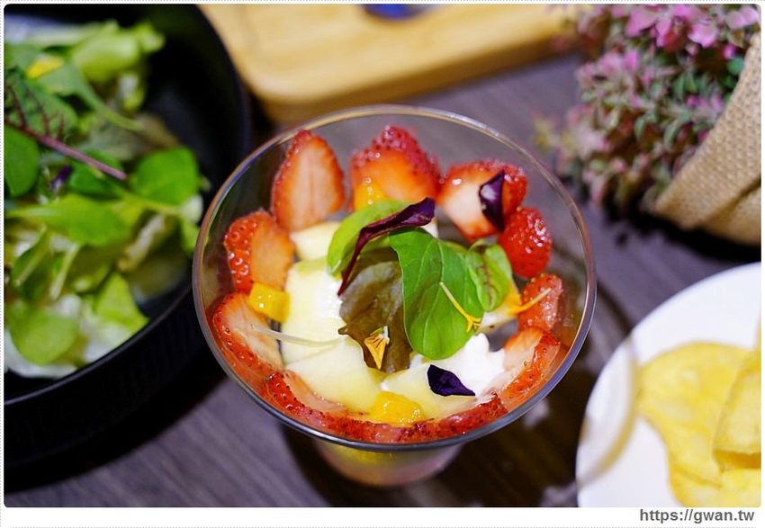 車庫改造的浪漫餐館,開幕一個月在地人才知道,用餐還送香檳!