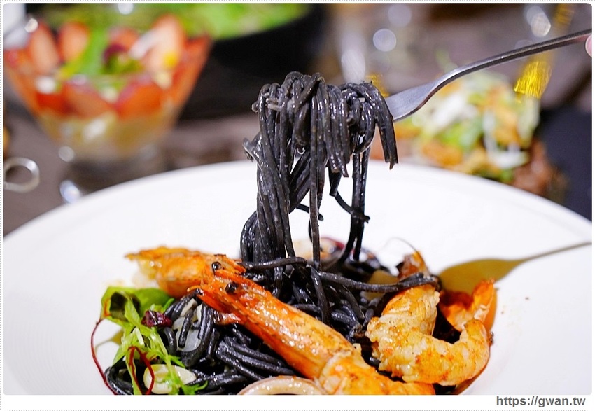 車庫改造的浪漫餐館,開幕一個月在地人才知道,用餐還送香檳!