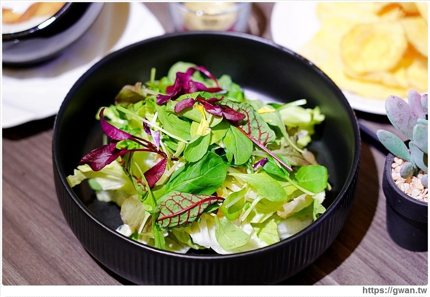 車庫改造的浪漫餐館,開幕一個月在地人才知道,用餐還送香檳!