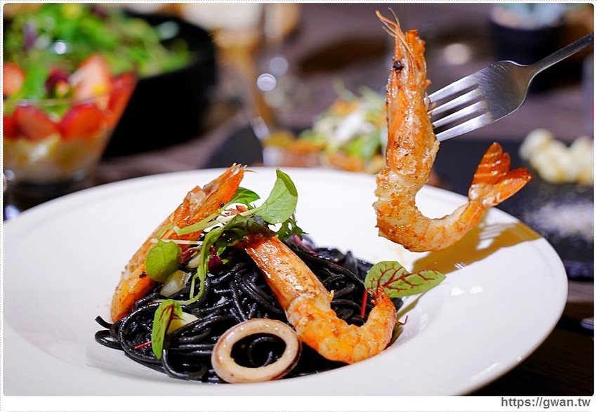 車庫改造的浪漫餐館,開幕一個月在地人才知道,用餐還送香檳!