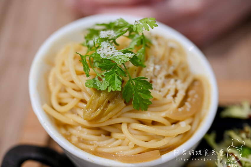 這間藏身在巷弄內的法式創意鐵板早午餐料理，連在地人假日也會排隊來吃！