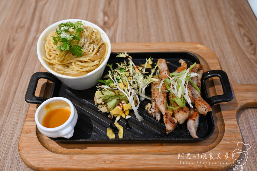 這間藏身在巷弄內的法式創意鐵板早午餐料理，連在地人假日也會排隊來吃！