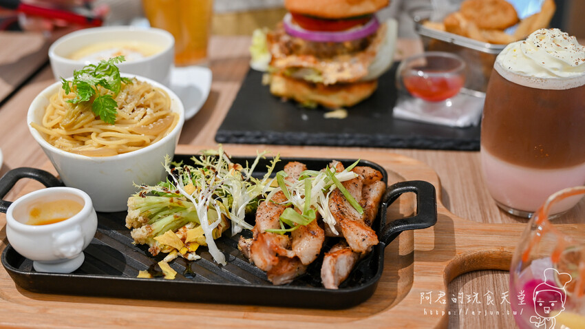 這間藏身在巷弄內的法式創意鐵板早午餐料理，連在地人假日也會排隊來吃！