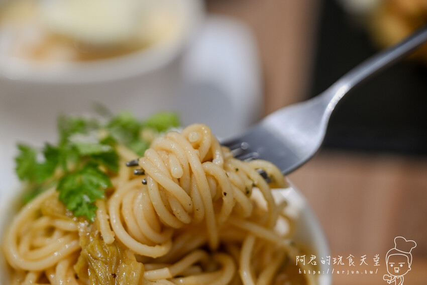 這間藏身在巷弄內的法式創意鐵板早午餐料理，連在地人假日也會排隊來吃！