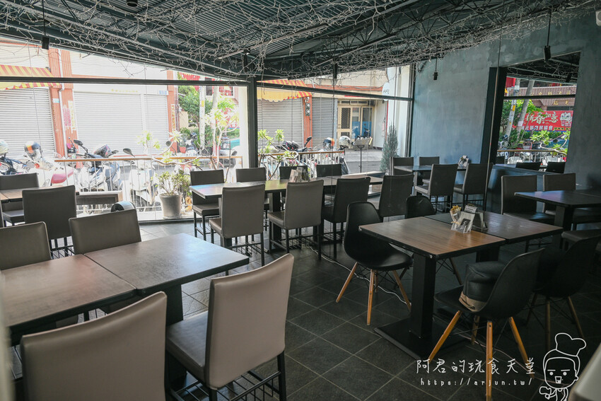 這間藏身在巷弄內的法式創意鐵板早午餐料理，連在地人假日也會排隊來吃！