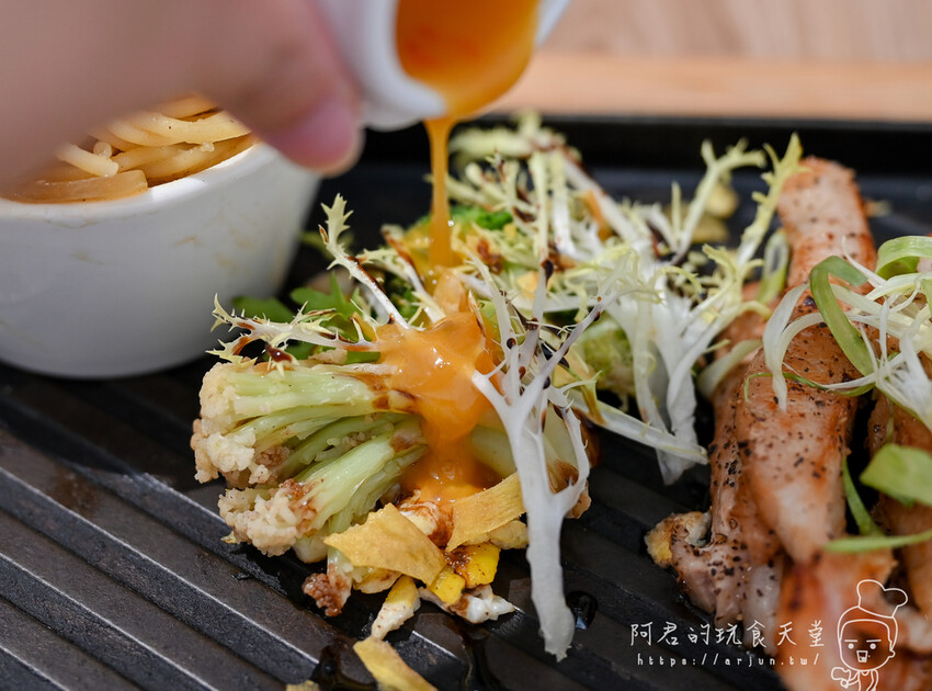 這間藏身在巷弄內的法式創意鐵板早午餐料理，連在地人假日也會排隊來吃！