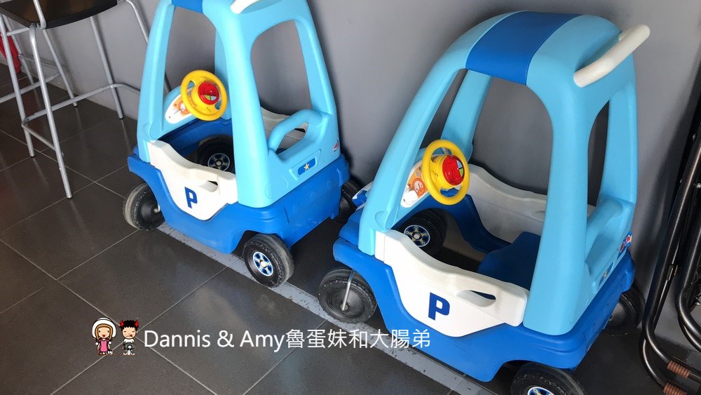 《竹北親子友善餐廳》CasA披薩專賣店。拿坡里式披薩好吃餅皮彈Q有嚼勁。免費溜滑梯、遊戲室、沙坑、盪鞦韆、投籃機、童書︱中正西路上 （影片）