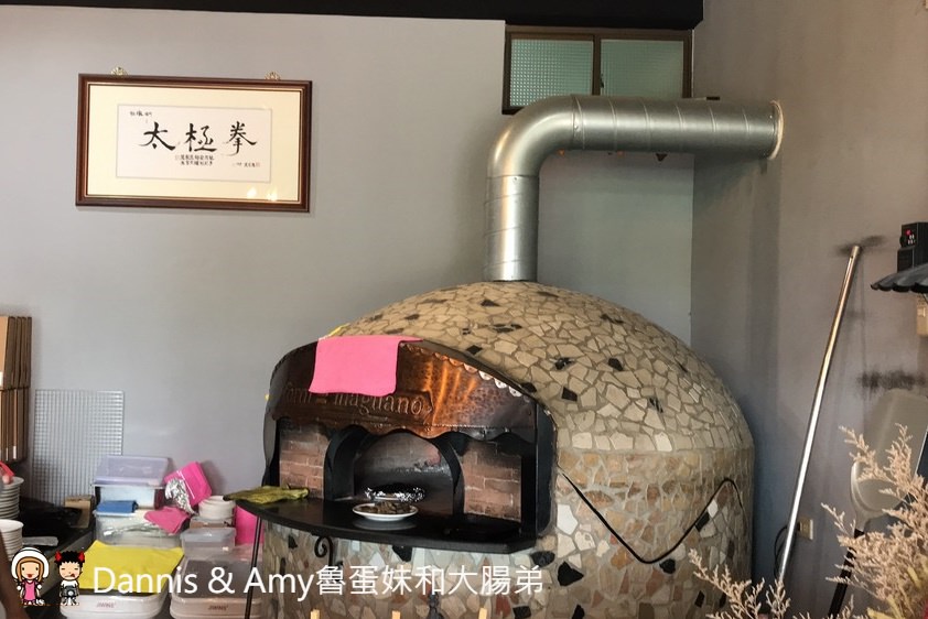 《竹北親子友善餐廳》CasA披薩專賣店。拿坡里式披薩好吃餅皮彈Q有嚼勁。免費溜滑梯、遊戲室、沙坑、盪鞦韆、投籃機、童書︱中正西路上 （影片）