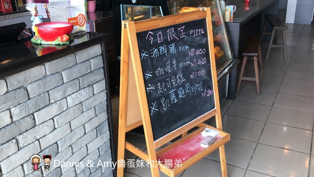 《竹北親子友善餐廳》CasA披薩專賣店。拿坡里式披薩好吃餅皮彈Q有嚼勁。免費溜滑梯、遊戲室、沙坑、盪鞦韆、投籃機、童書︱中正西路上 （影片）