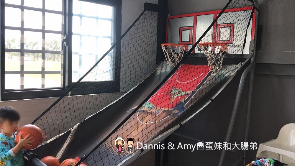 《竹北親子友善餐廳》CasA披薩專賣店。拿坡里式披薩好吃餅皮彈Q有嚼勁。免費溜滑梯、遊戲室、沙坑、盪鞦韆、投籃機、童書︱中正西路上 （影片）