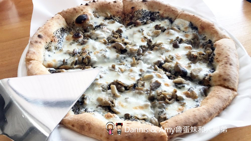 《竹北親子友善餐廳》CasA披薩專賣店。拿坡里式披薩好吃餅皮彈Q有嚼勁。免費溜滑梯、遊戲室、沙坑、盪鞦韆、投籃機、童書︱中正西路上 （影片）