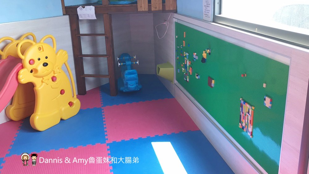 《竹北親子友善餐廳》CasA披薩專賣店。拿坡里式披薩好吃餅皮彈Q有嚼勁。免費溜滑梯、遊戲室、沙坑、盪鞦韆、投籃機、童書︱中正西路上 （影片）