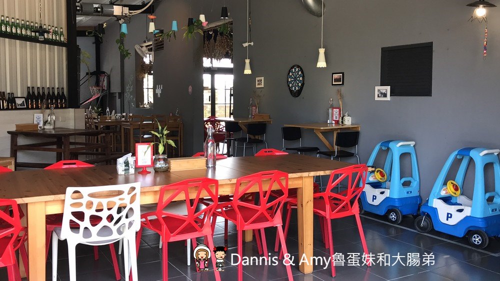 《竹北親子友善餐廳》CasA披薩專賣店。拿坡里式披薩好吃餅皮彈Q有嚼勁。免費溜滑梯、遊戲室、沙坑、盪鞦韆、投籃機、童書︱中正西路上 （影片）