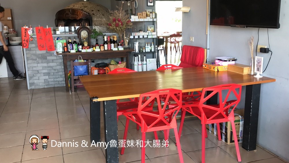 《竹北親子友善餐廳》CasA披薩專賣店。拿坡里式披薩好吃餅皮彈Q有嚼勁。免費溜滑梯、遊戲室、沙坑、盪鞦韆、投籃機、童書︱中正西路上 （影片）