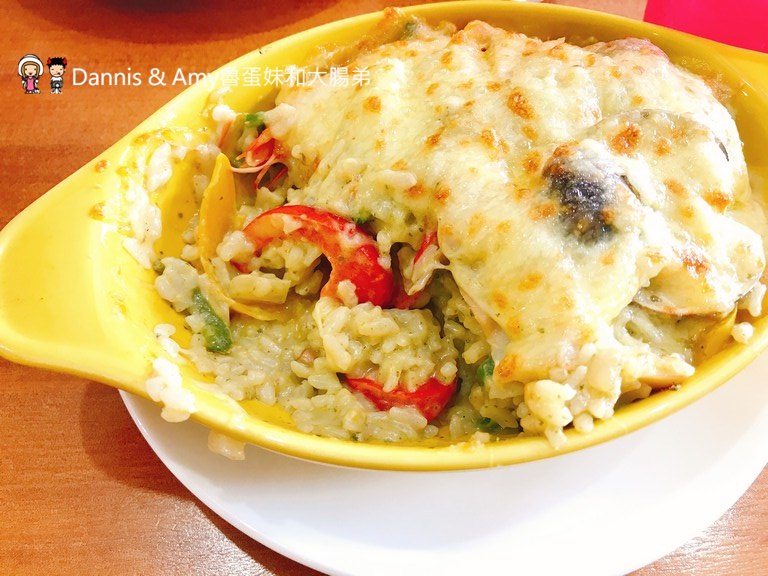 《竹北親子友善餐廳》CasA披薩專賣店。拿坡里式披薩好吃餅皮彈Q有嚼勁。免費溜滑梯、遊戲室、沙坑、盪鞦韆、投籃機、童書︱中正西路上 （影片）