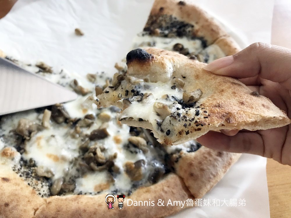 《竹北親子友善餐廳》CasA披薩專賣店。拿坡里式披薩好吃餅皮彈Q有嚼勁。免費溜滑梯、遊戲室、沙坑、盪鞦韆、投籃機、童書︱中正西路上 （影片）