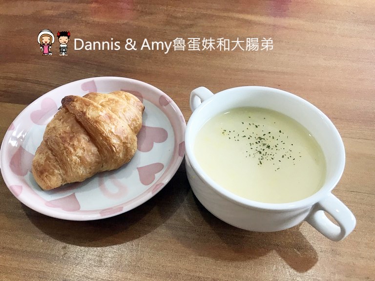 《竹北親子友善餐廳》CasA披薩專賣店。拿坡里式披薩好吃餅皮彈Q有嚼勁。免費溜滑梯、遊戲室、沙坑、盪鞦韆、投籃機、童書︱中正西路上 （影片）