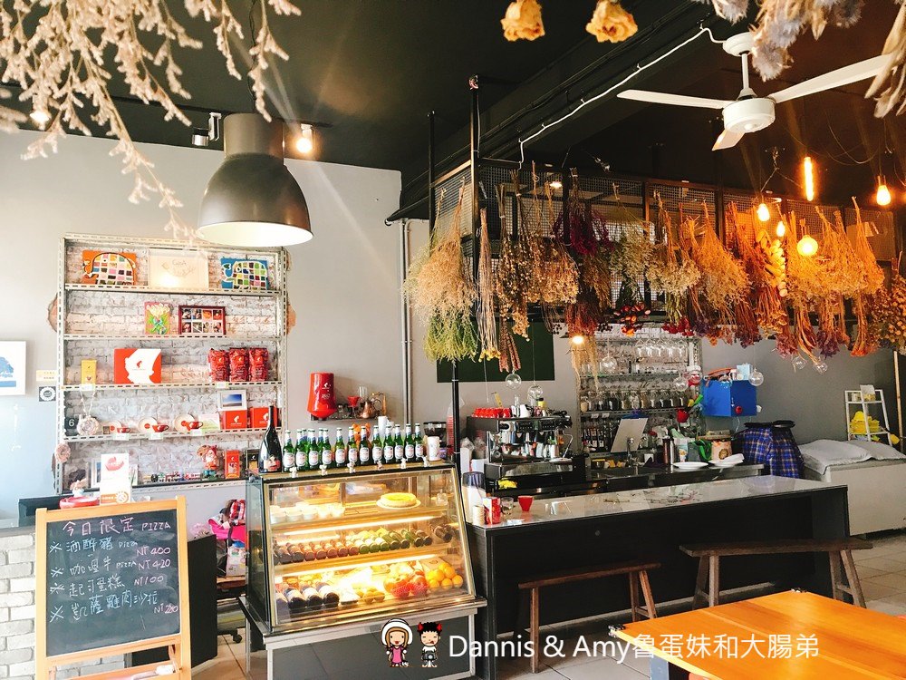 《竹北親子友善餐廳》CasA披薩專賣店。拿坡里式披薩好吃餅皮彈Q有嚼勁。免費溜滑梯、遊戲室、沙坑、盪鞦韆、投籃機、童書︱中正西路上 （影片）